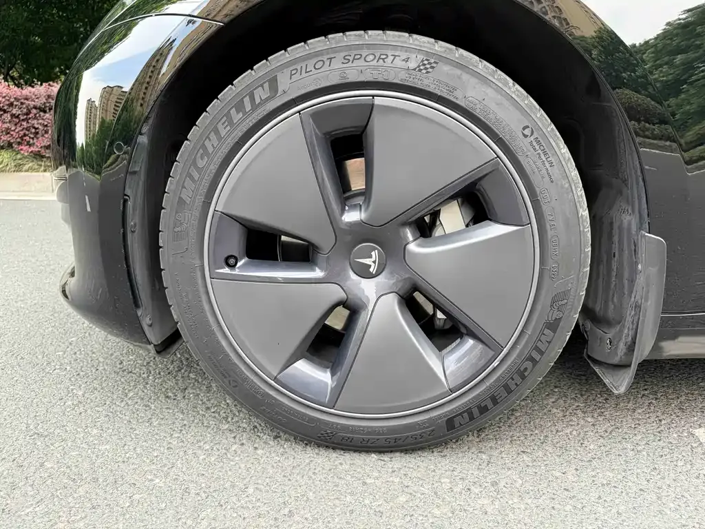 Tesla Model 3 — фото 6