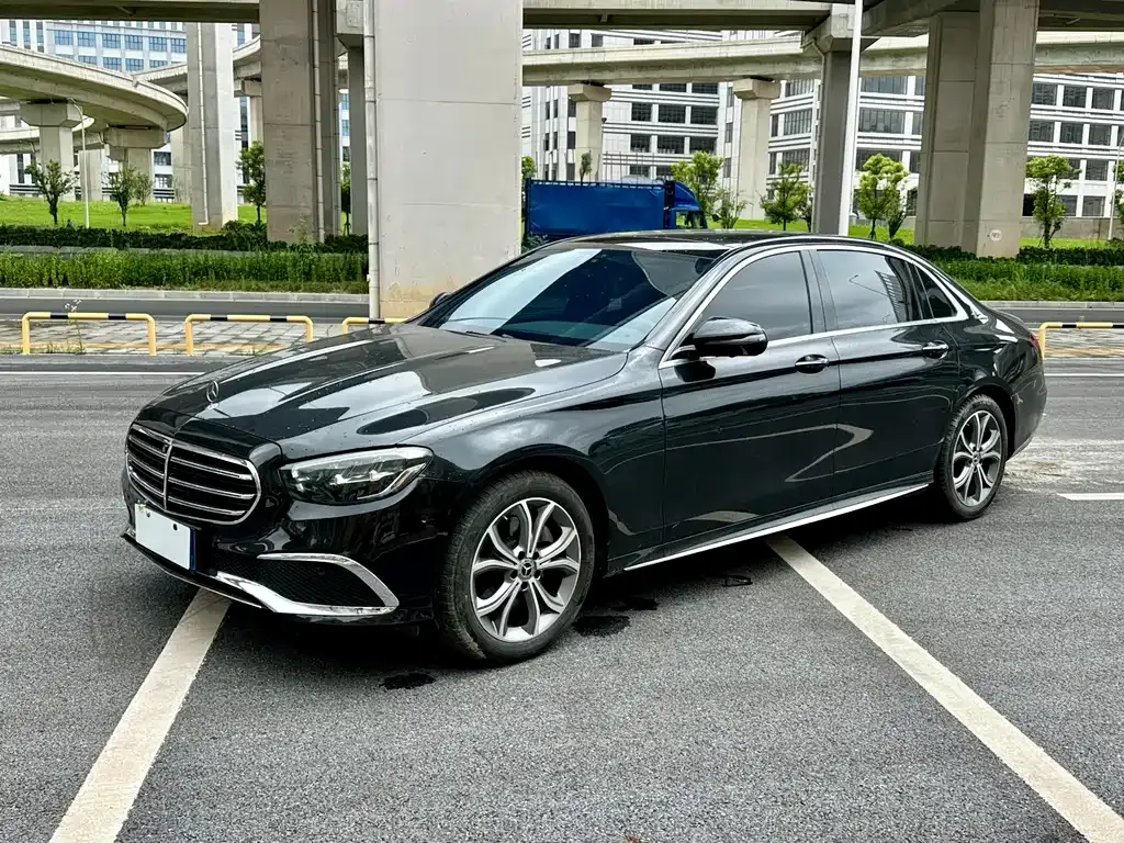 Mercedes-Benz E-Class — фото 1