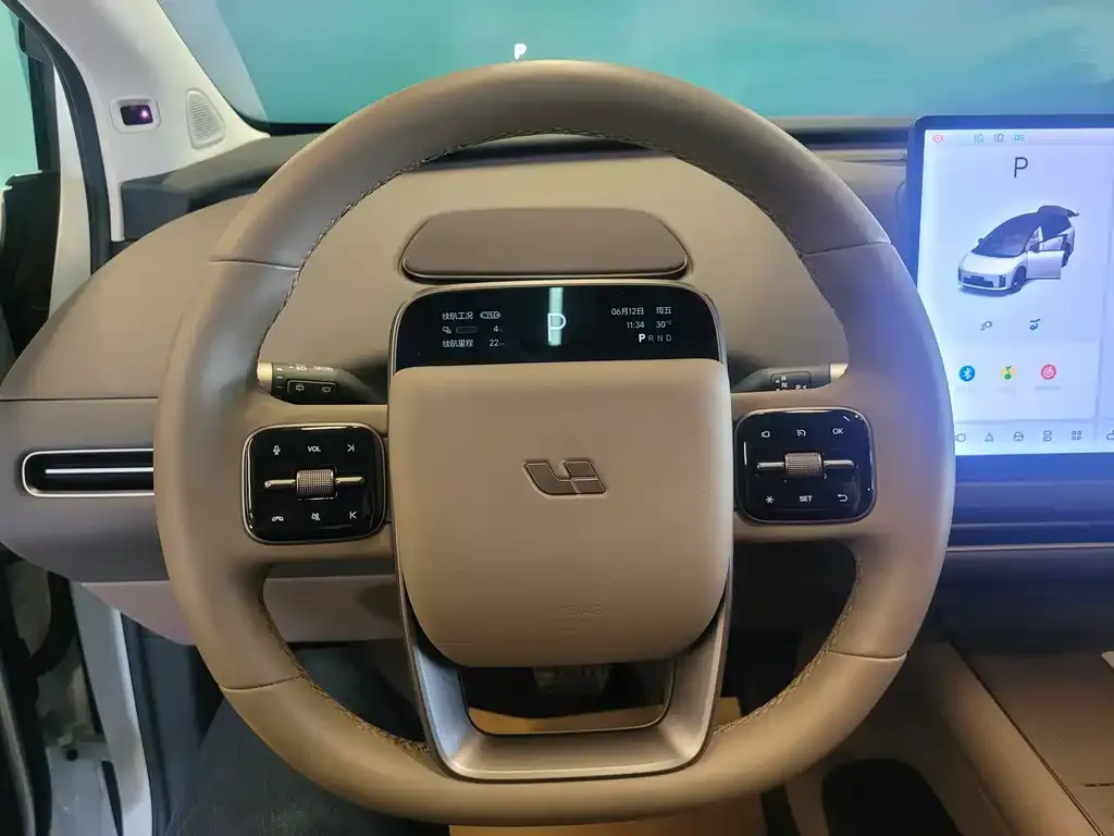 Li Auto i8 — фото 9