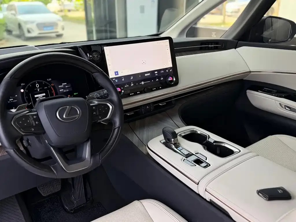 Lexus LM — фото 7
