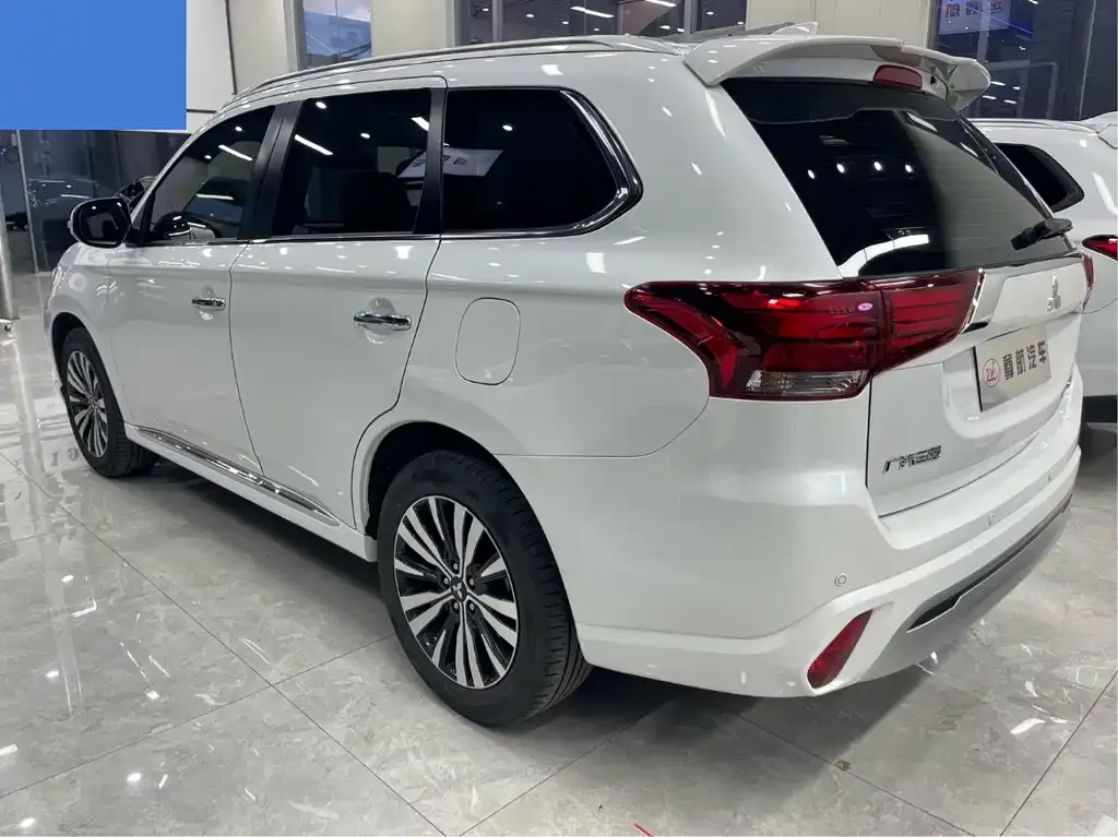 Mitsubishi Outlander — фото 3