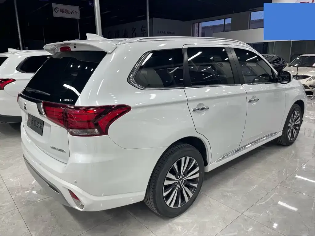 Mitsubishi Outlander — фото 7