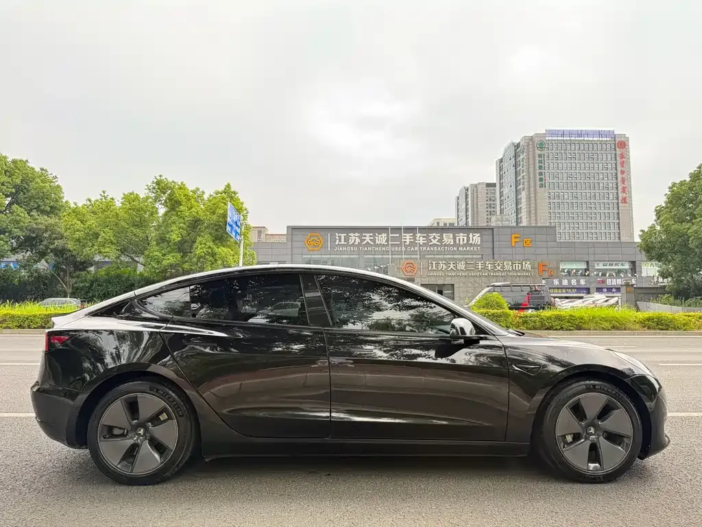Tesla Model 3 — фото 3