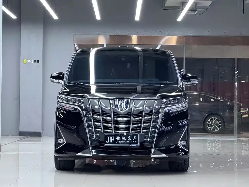 Toyota Alphard — фото 1
