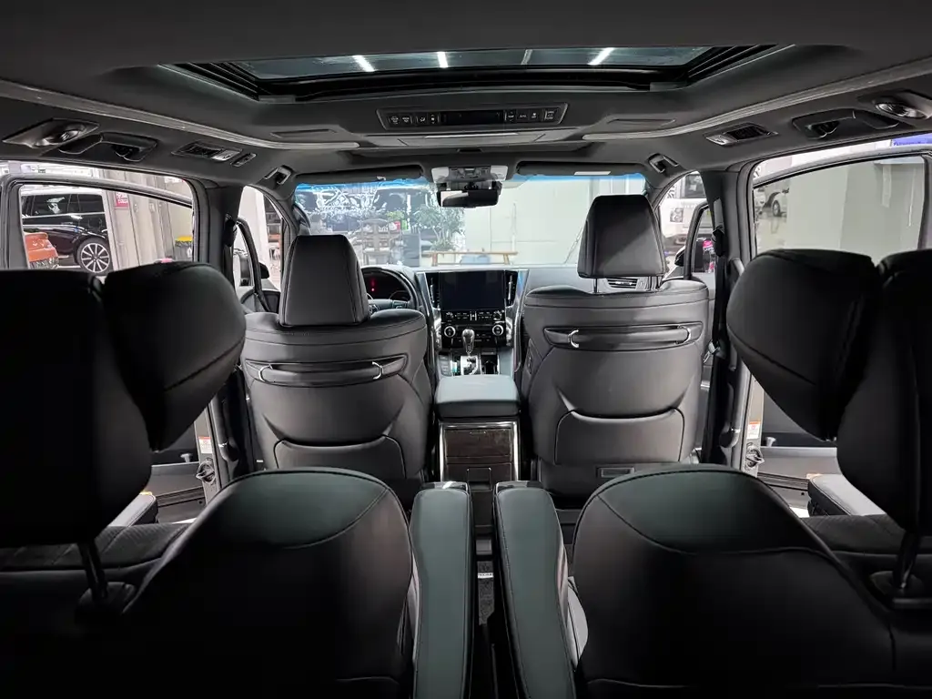 Toyota Alphard — фото 2