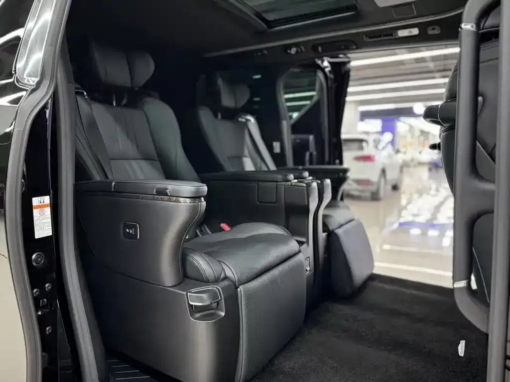 Toyota Alphard — фото 7