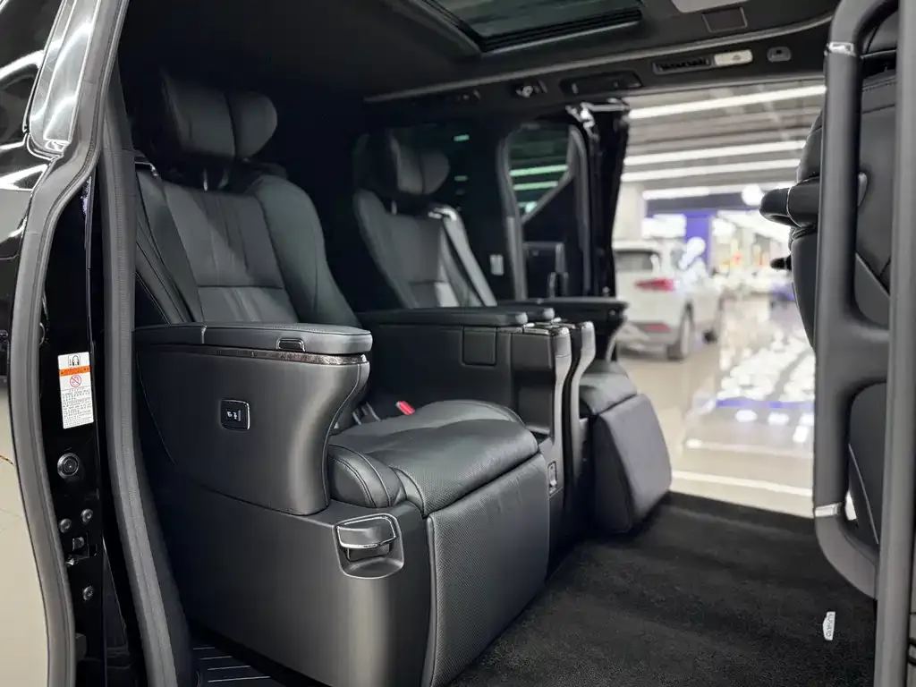 Toyota Alphard — фото 6