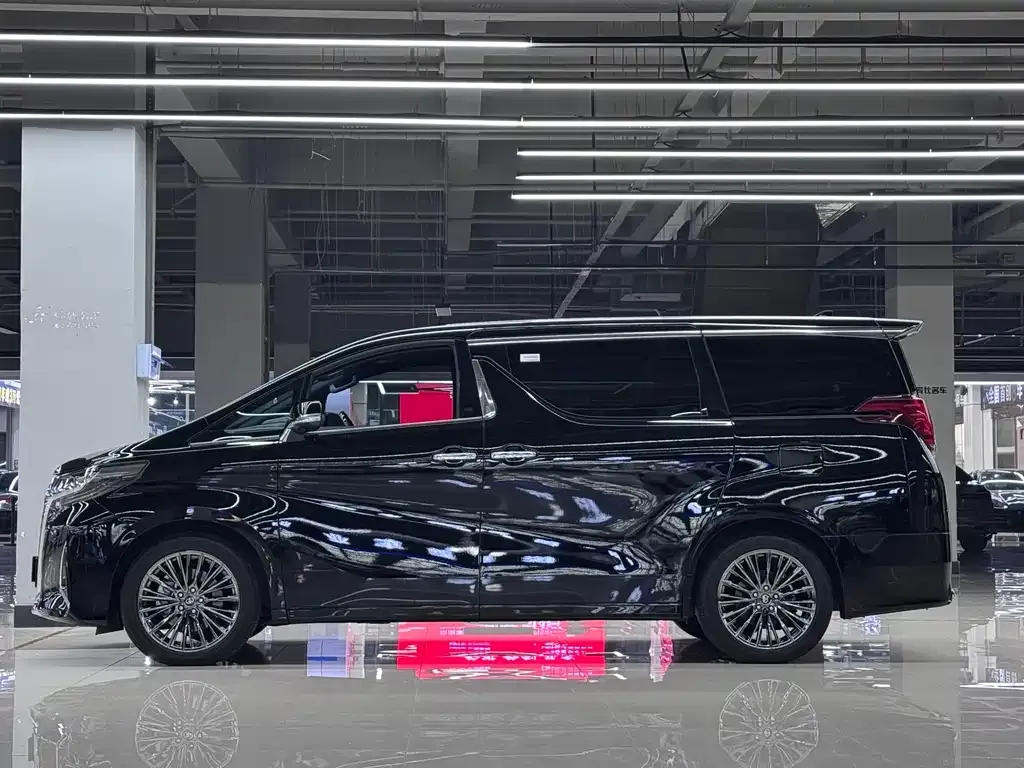 Toyota Alphard — фото 8
