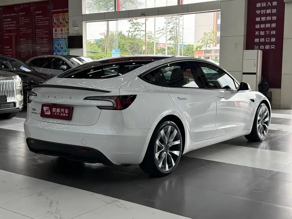 Tesla Model 3 — фото 9