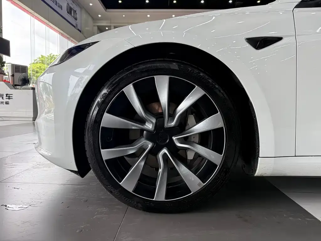 Tesla Model 3 — фото 10