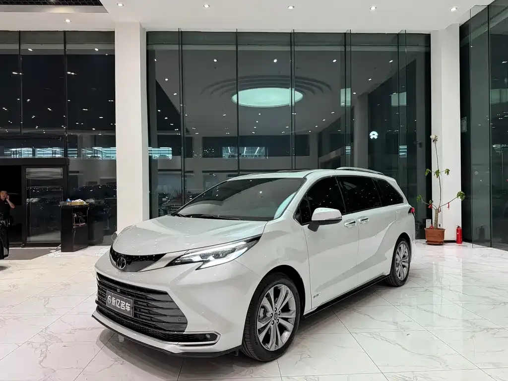 Toyota Sienna — фото 4