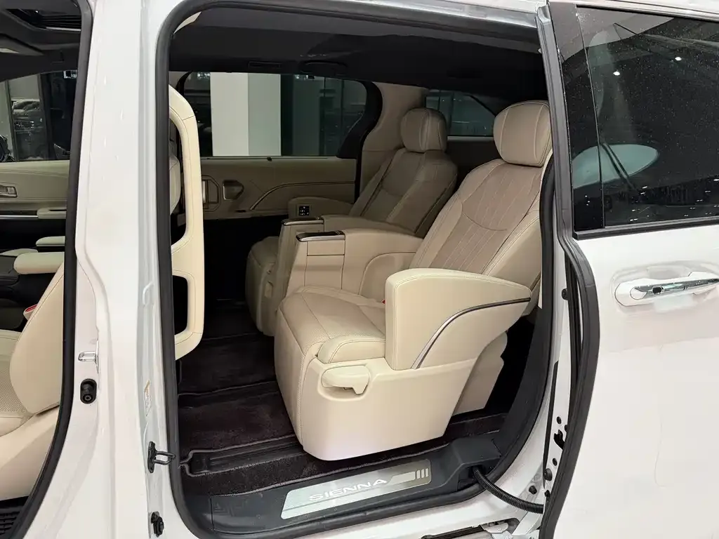 Toyota Sienna — фото 10