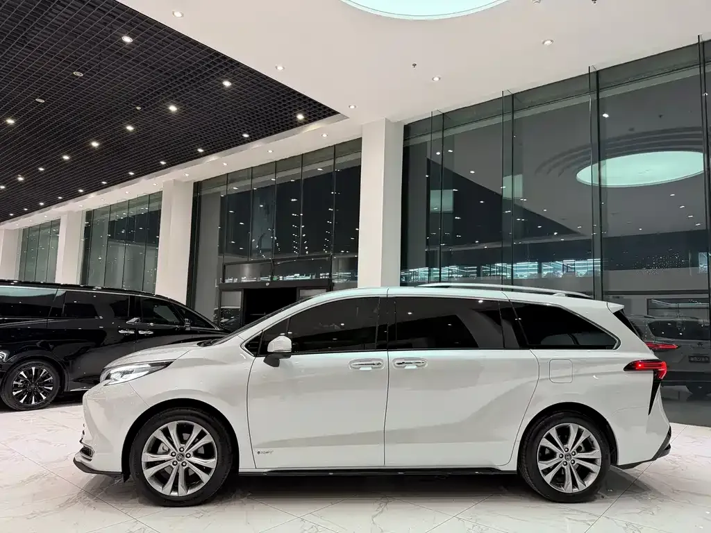 Toyota Sienna — фото 2