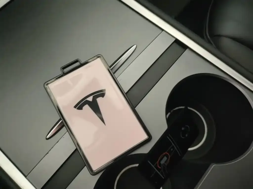 Tesla Model 3 — фото 2