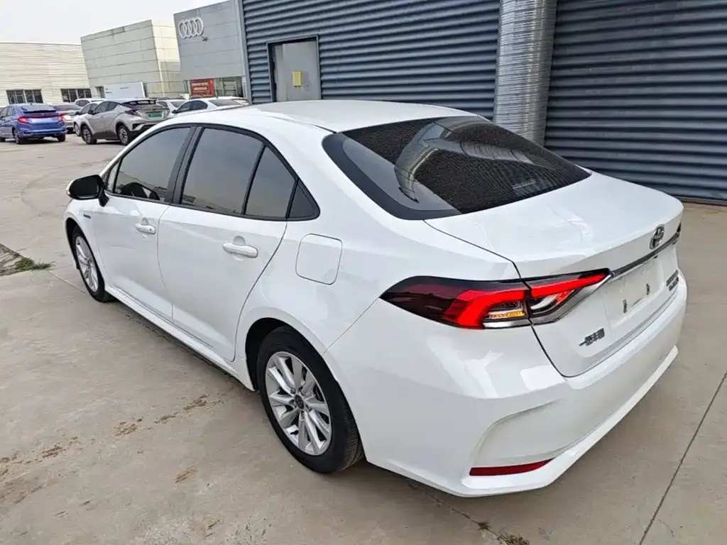 Toyota Corolla — фото 9