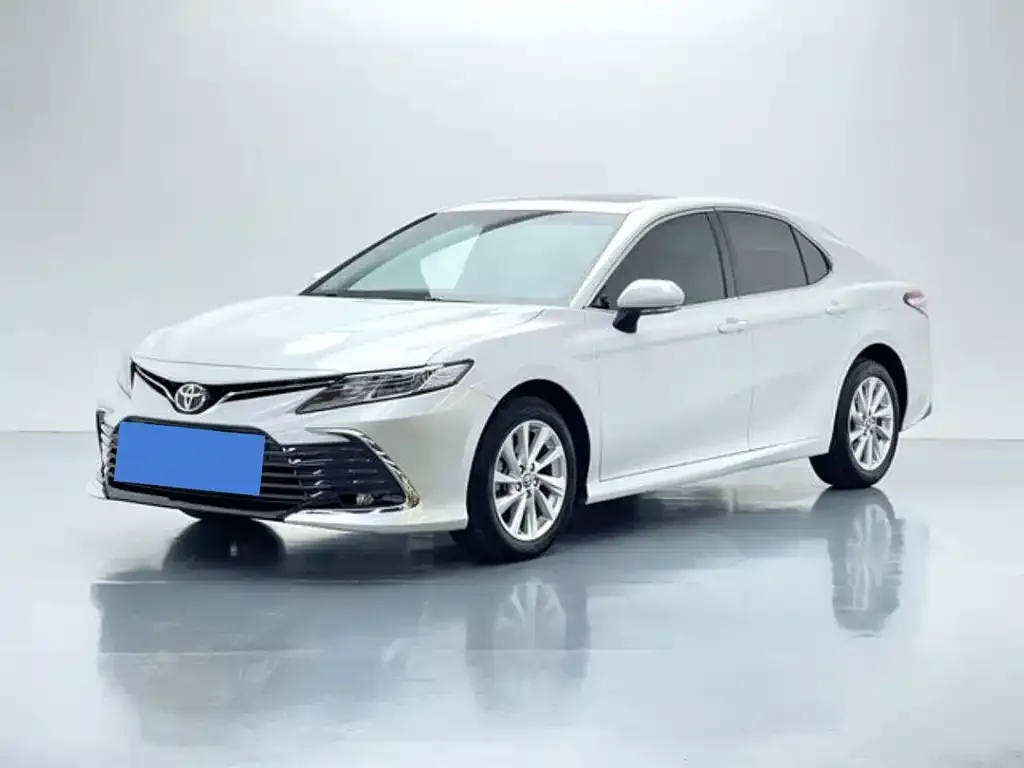 Toyota Camry — фото 1