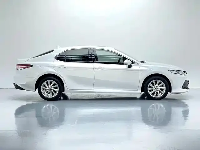 Toyota Camry — фото 2