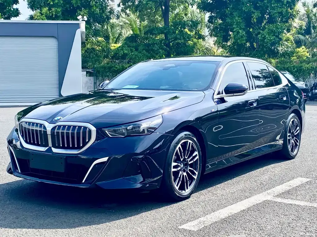 BMW 5 Series — фото 1