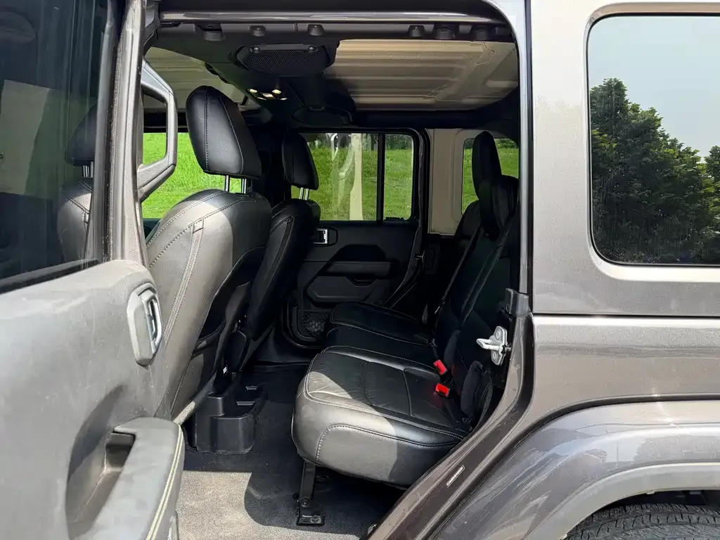 Jeep Wrangler — фото 7