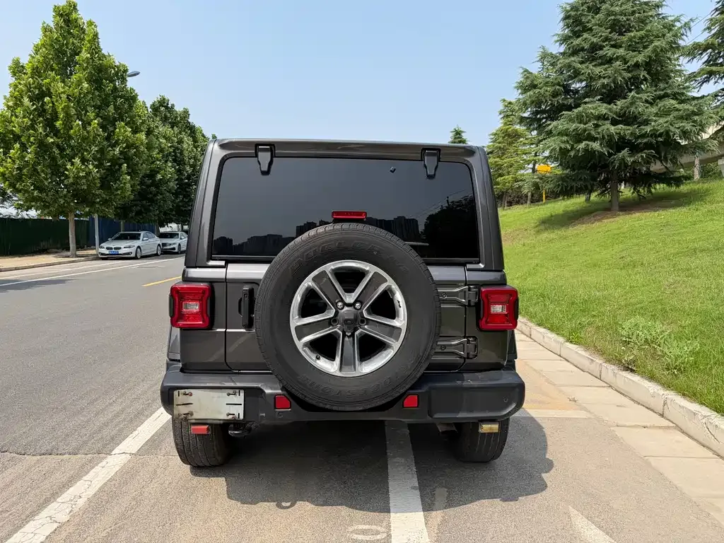 Jeep Wrangler — фото 9