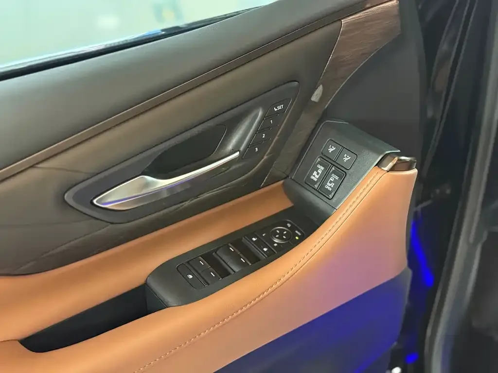 Toyota Alphard — фото 3