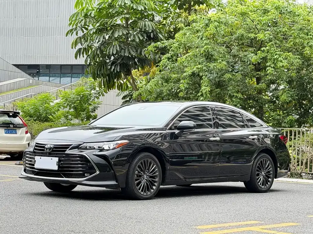 Toyota Avalon — фото 1