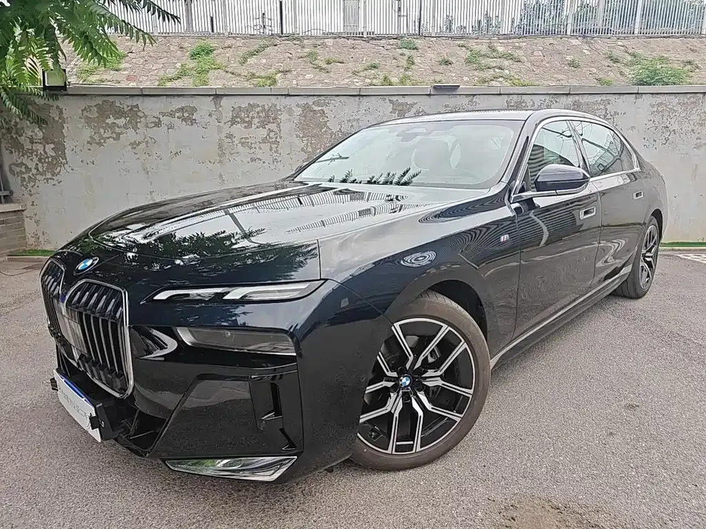BMW 7 Series — фото 1