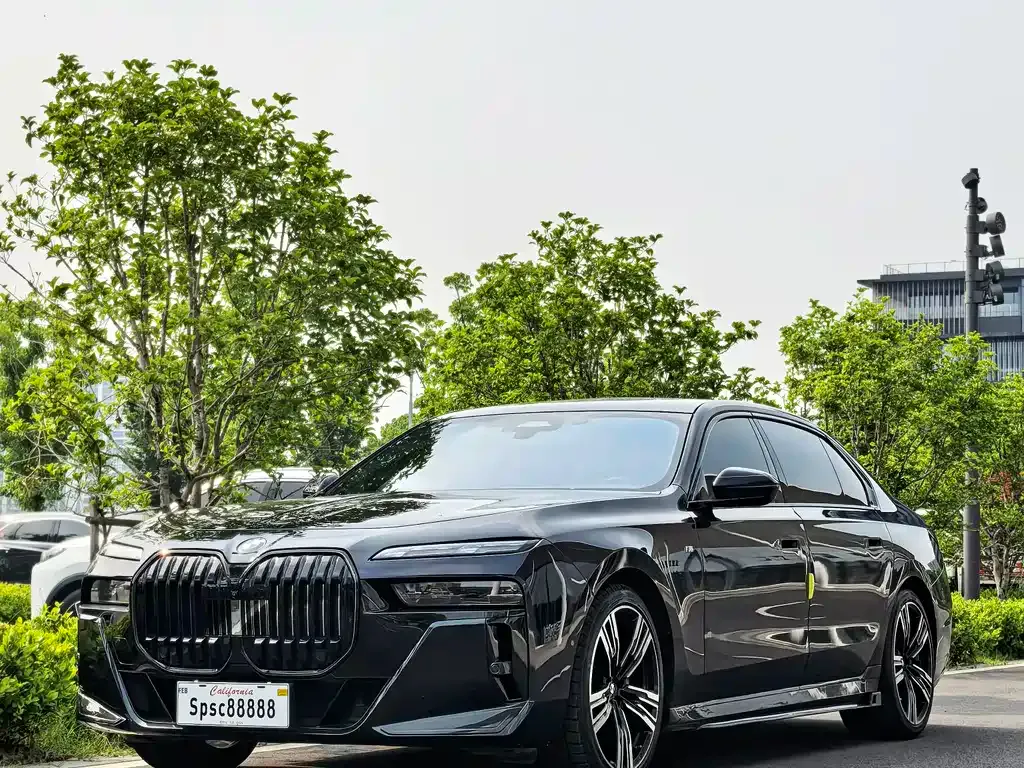 BMW 7 Series — фото 1