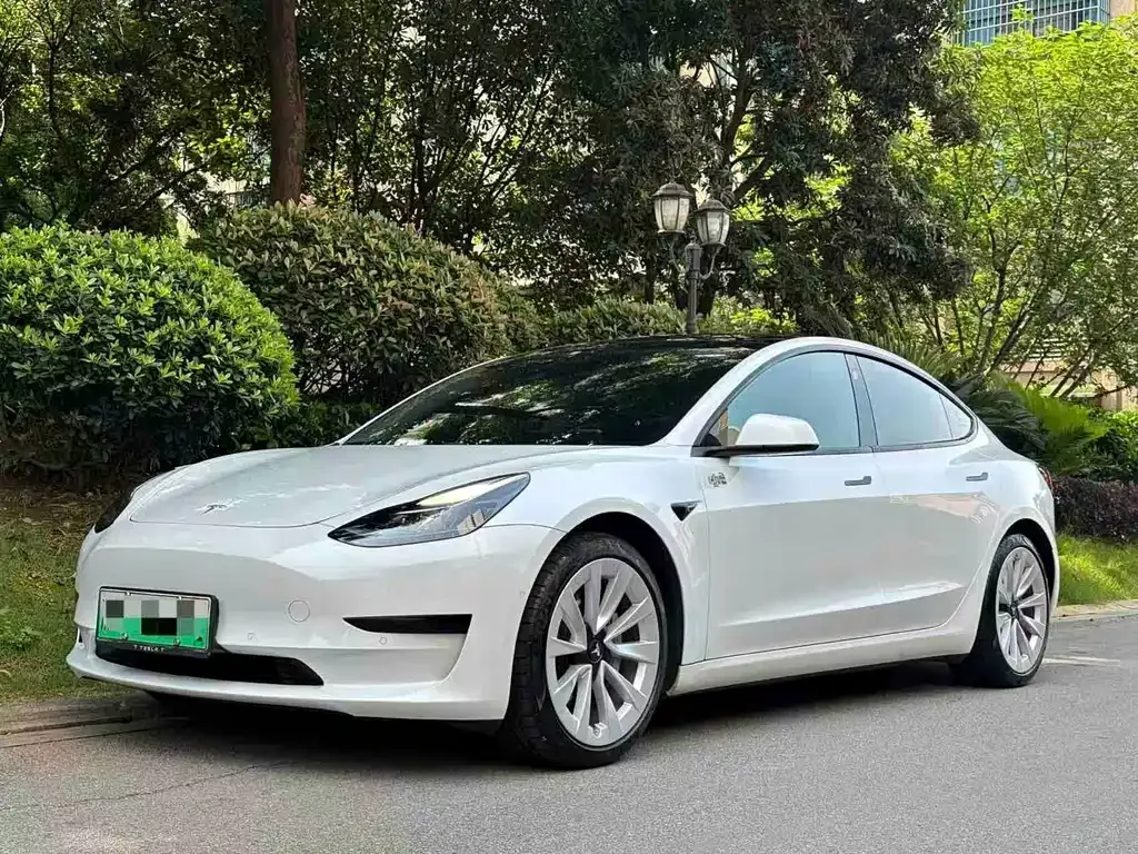 Tesla Model 3 — фото 1