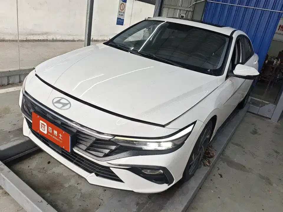 Hyundai Elantra — фото 1