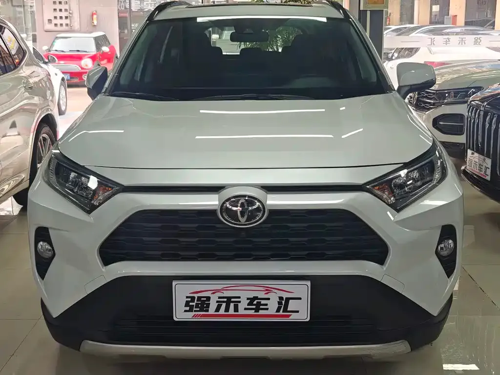 Toyota RAV4 — фото 8