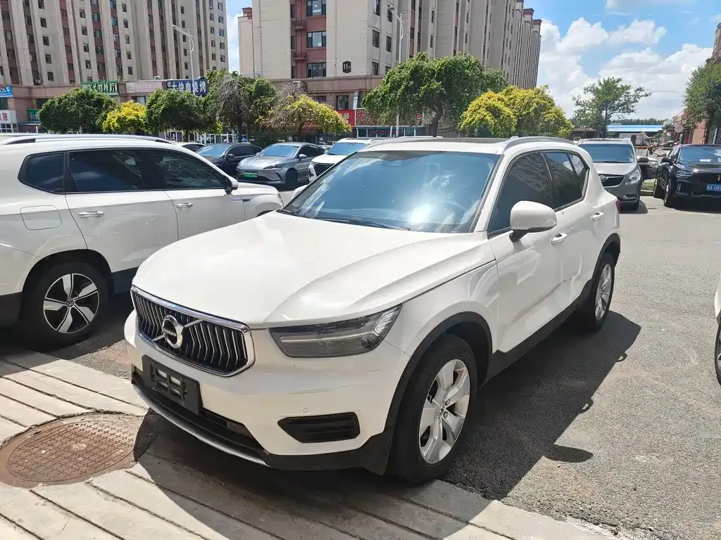 Volvo XC40 — фото 1