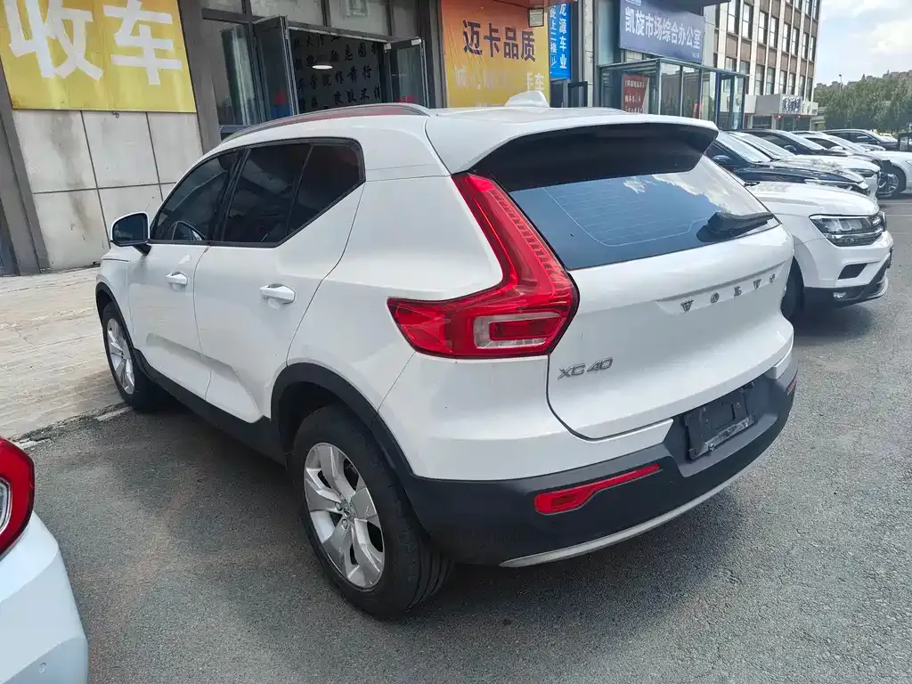Volvo XC40 — фото 7