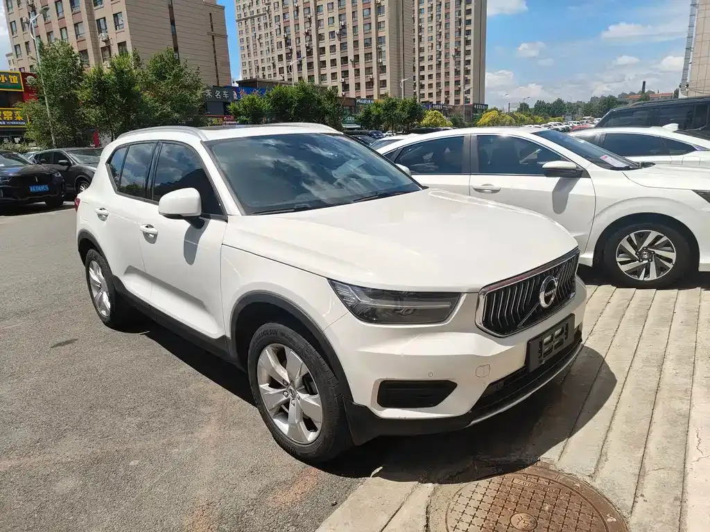 Volvo XC40 — фото 6