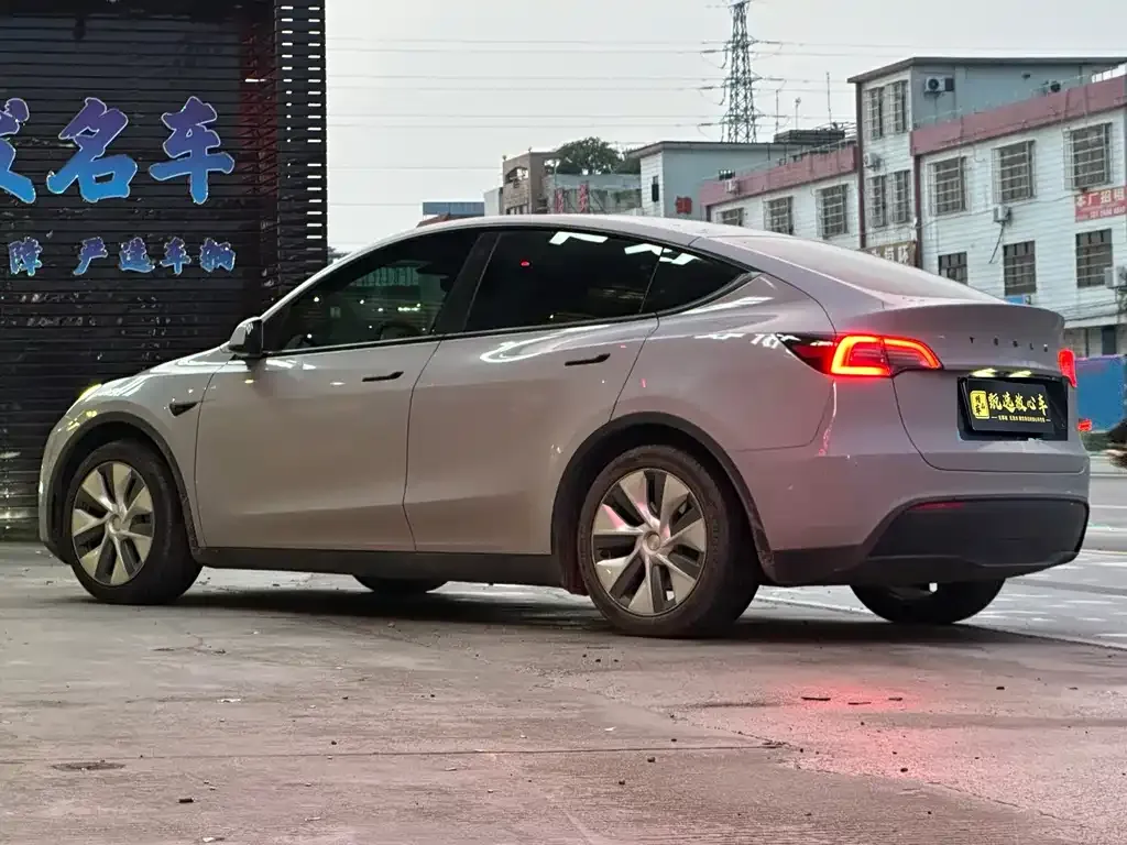 Tesla Model Y — фото 9