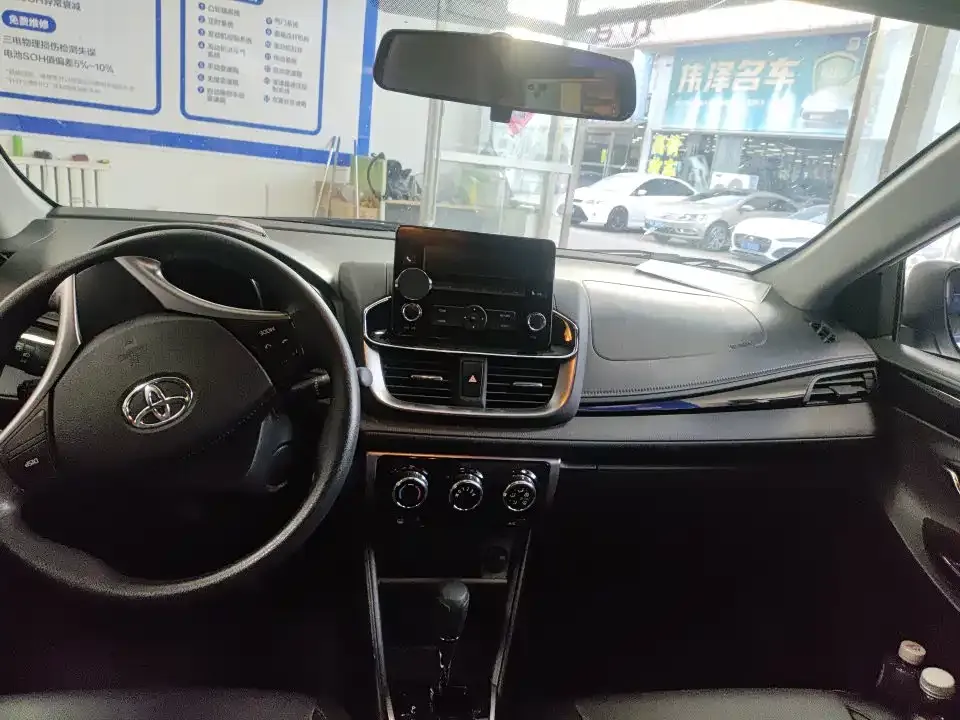 Toyota Yaris L — фото 4