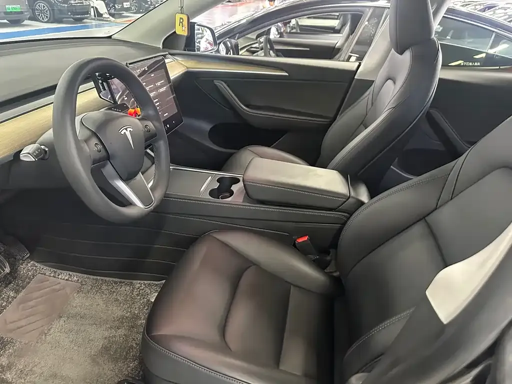 Tesla Model Y — фото 4