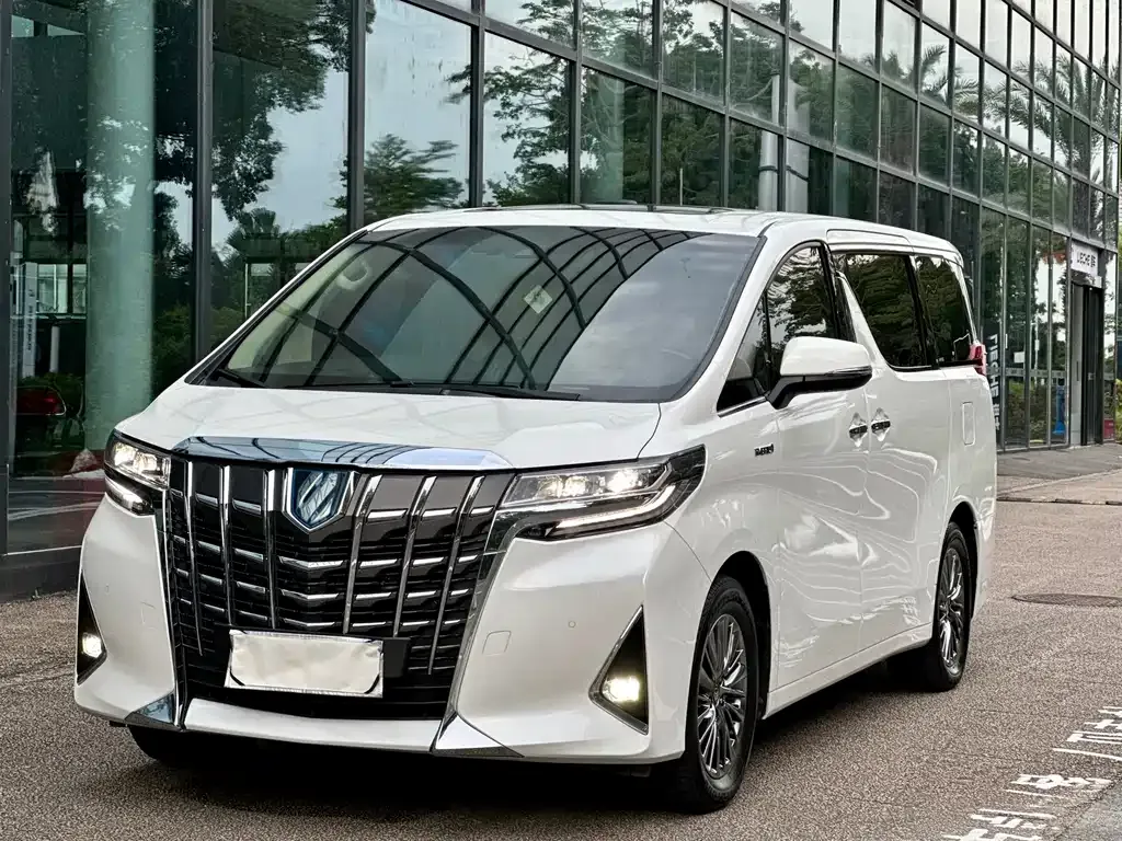 Toyota Alphard — фото 1