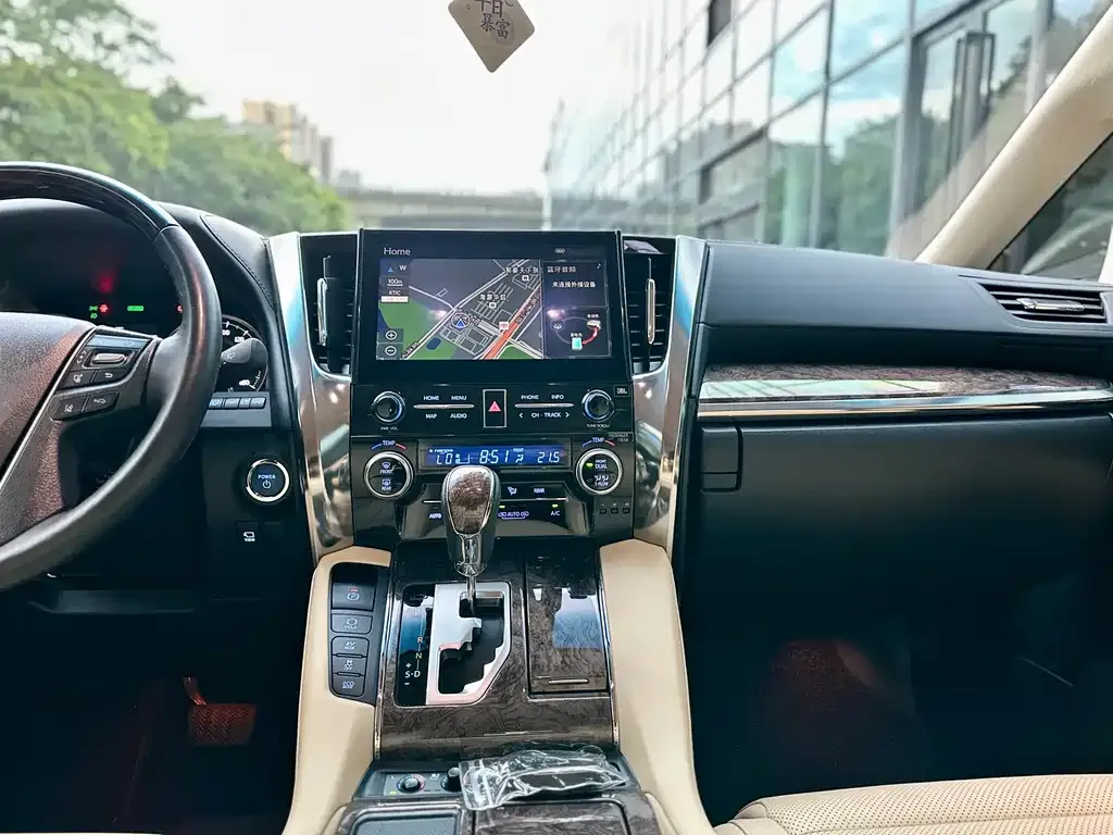 Toyota Alphard — фото 4
