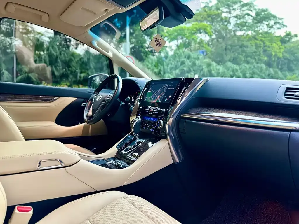 Toyota Alphard — фото 5