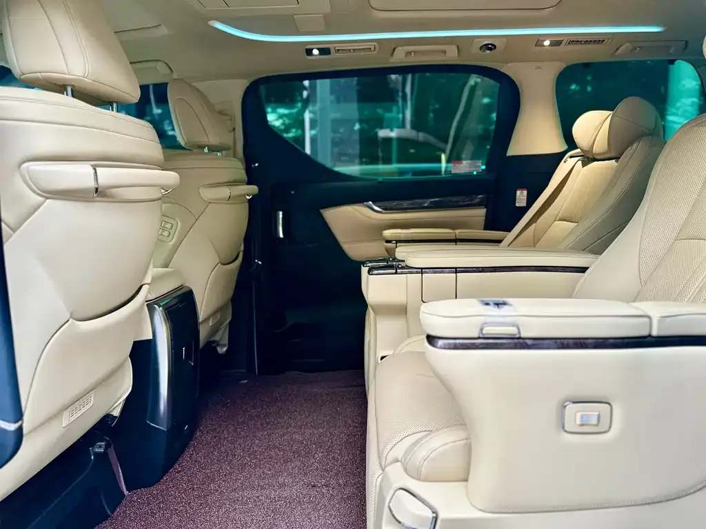 Toyota Alphard — фото 2