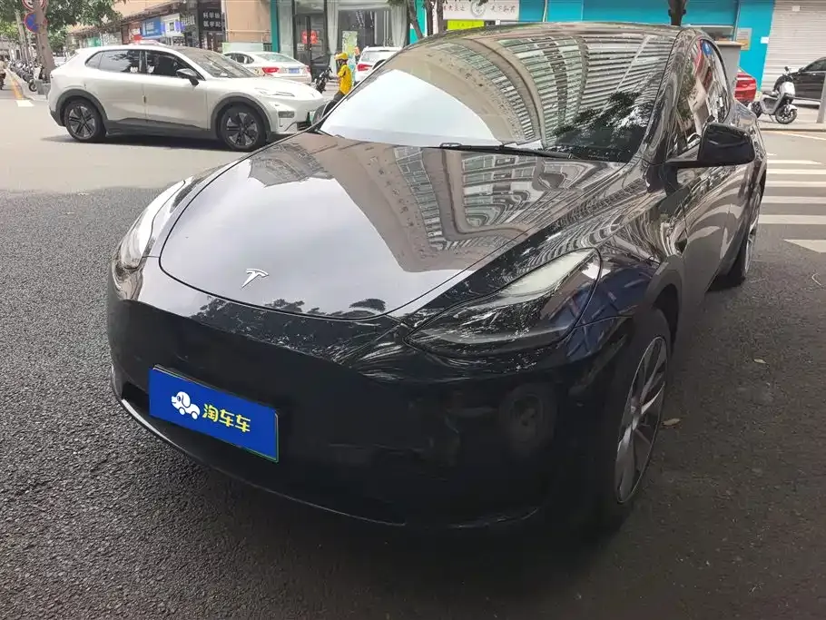 Tesla Model Y — фото 1