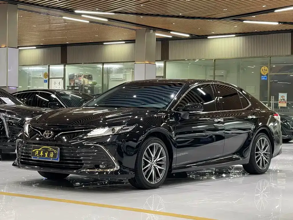 Toyota Camry — фото 1