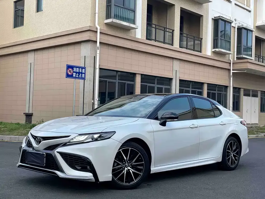 Toyota Camry — фото 1