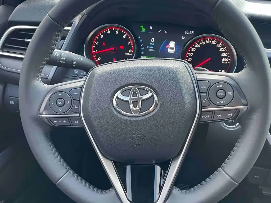 Toyota Camry — фото 4