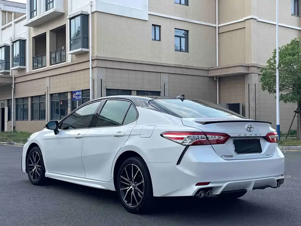 Toyota Camry — фото 5