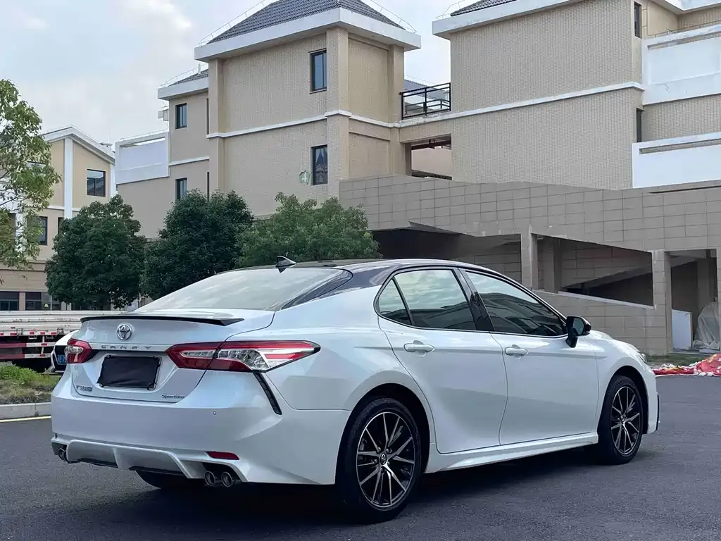 Toyota Camry — фото 10