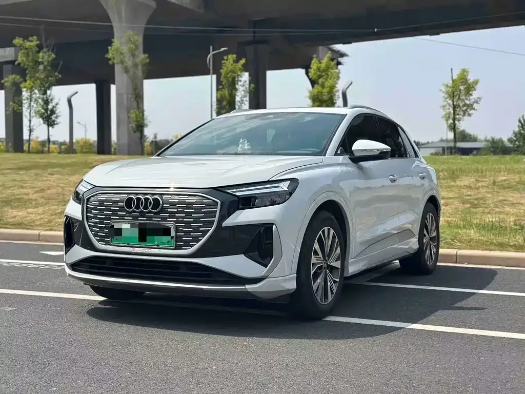 Audi Q4 e-tron — фото 1