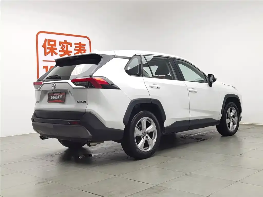 Toyota RAV4 — фото 8