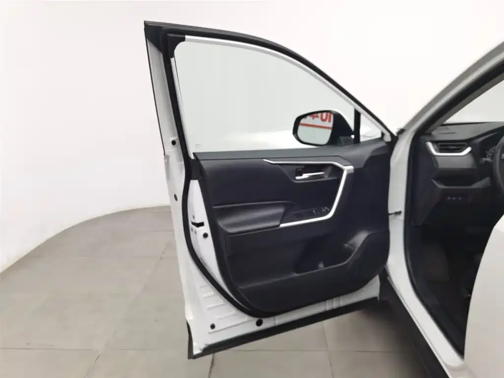 Toyota RAV4 — фото 2